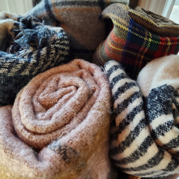 WRAP SCARF Unbranded Pink, black, tan and blue 56"×56" Excellent condition - Picture 3 of 4